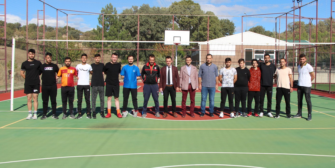 Kütahya Dumlupınar Üniversitesi Gediz Meslek Yüksekokulunda Güz Dönemi Futbol ve Voleybol Turnuvası Sona Erdi