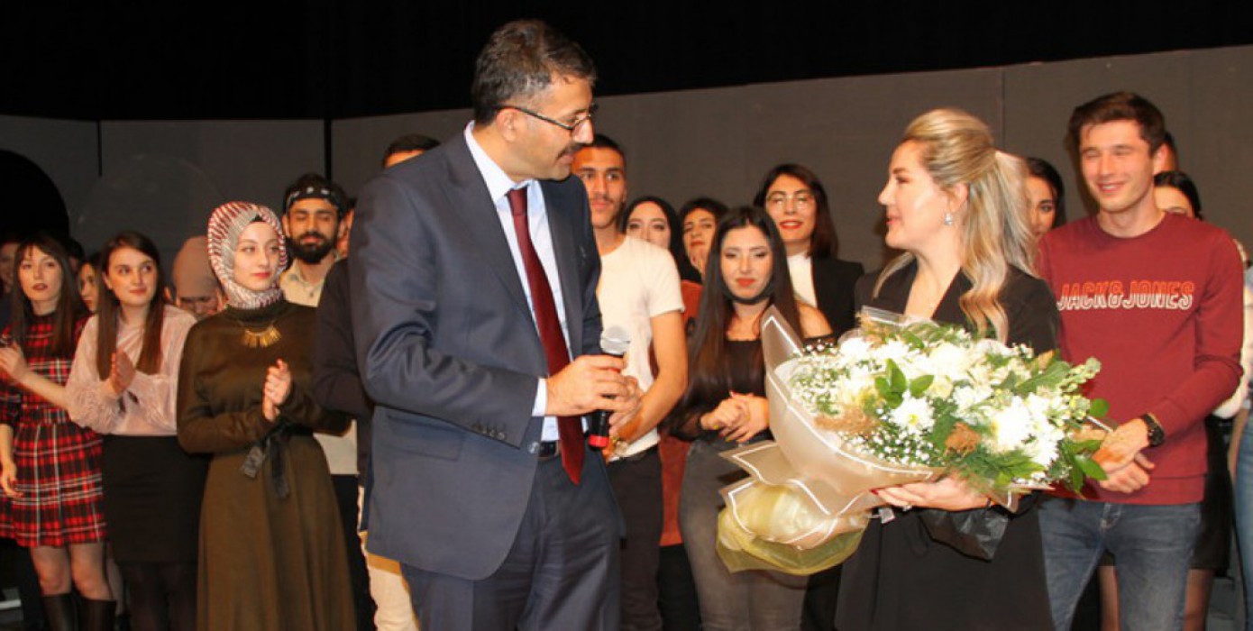 Bir Öğrencinin Kütahya Günlüğü Adlı Tiyatro Oyunu, Hezar Dinari Kültür Merkezi’nde Sahnelendi.
