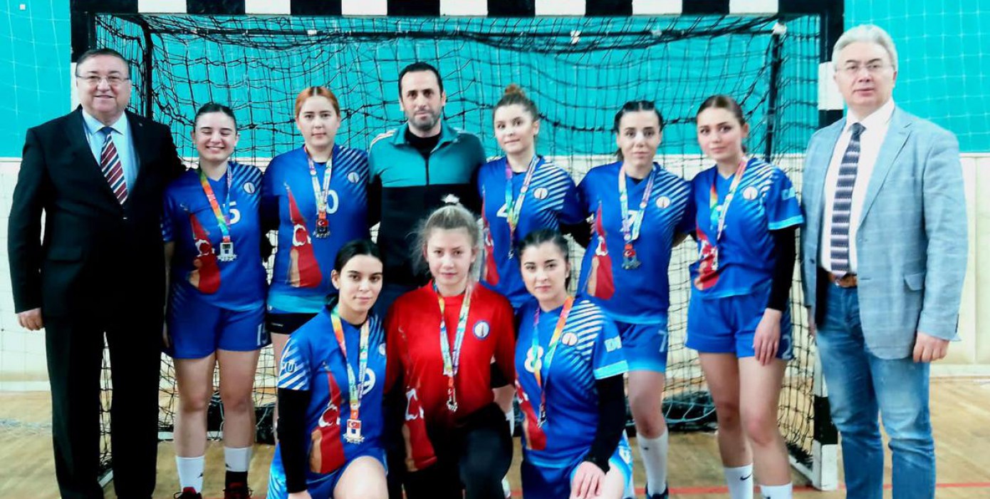 Üniversitemiz Kadın Hentbol Takımı Üniversitelerarası Hentbol 1.lig Şampiyonası Türkiye 2.si