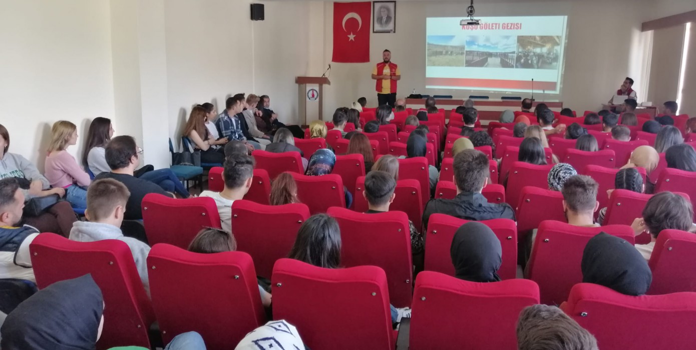 Simav Gençlik Merkezi Çalışanları Öğrencilerimize Yönelik Bilgilendirme Toplantısı Düzenledi.