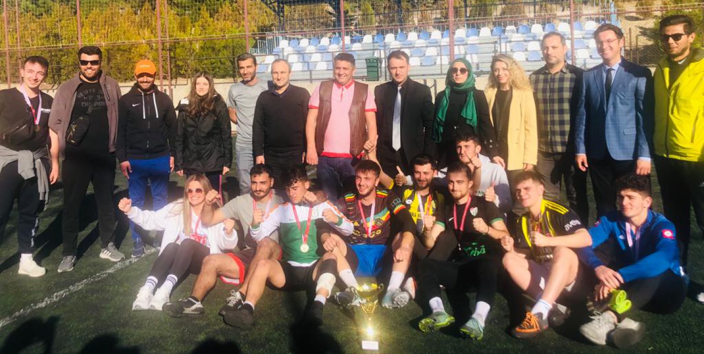 Kütahya Dumlupınar Üniversitesi Gediz Meslek Yüksekokulunda Güz Dönemi Futbol Turnuvası Yapıldı