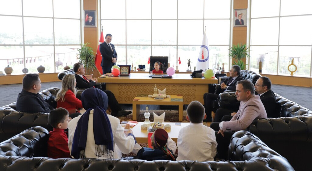 DPÜ’nün Rektörlük Koltuğu 23 Nisan’da Çocuklara Devredildi
