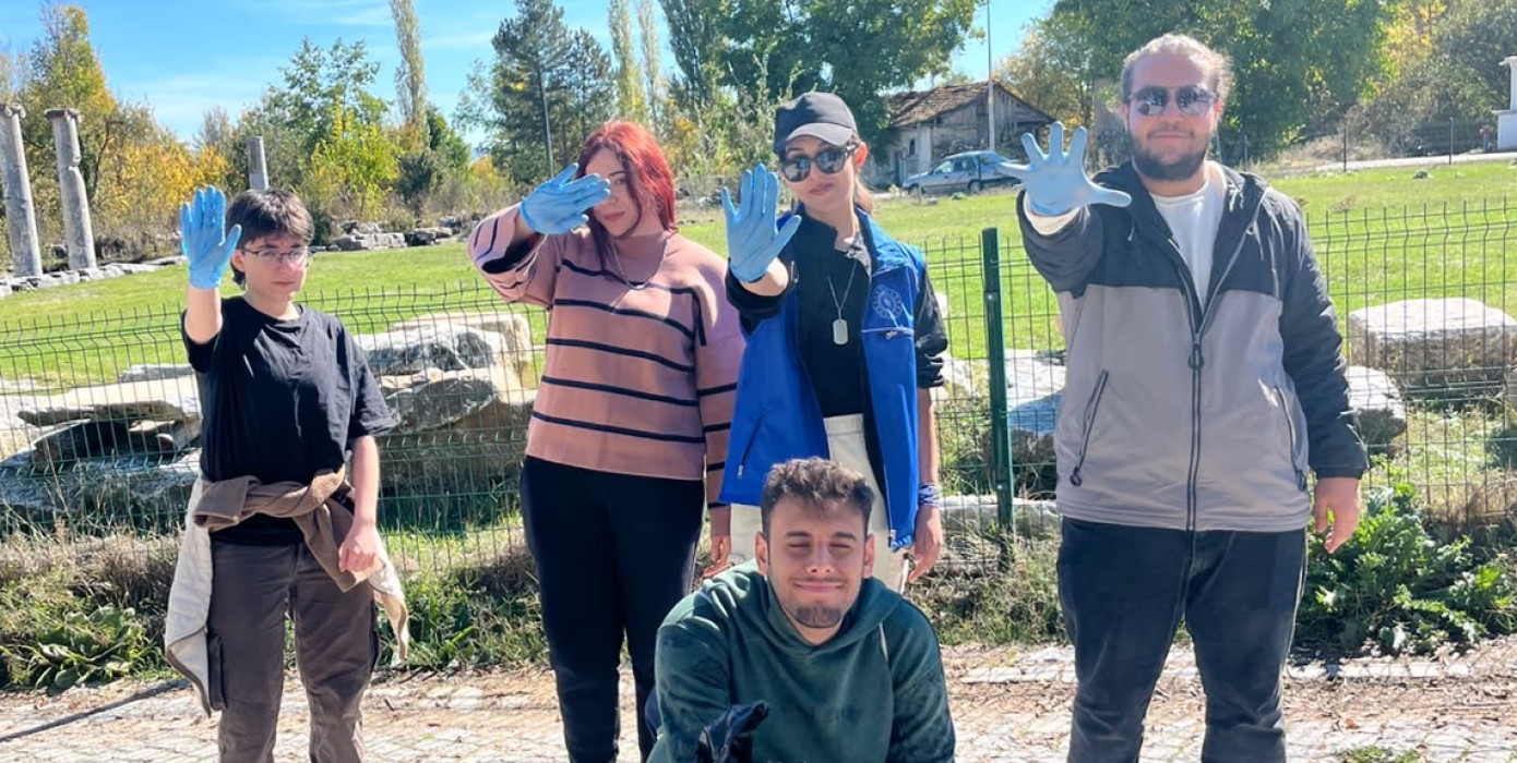 Çavdarhisar MYO Öğrencilerinden Tarihi Alanlarda Çevre Temizliği Etkinliği