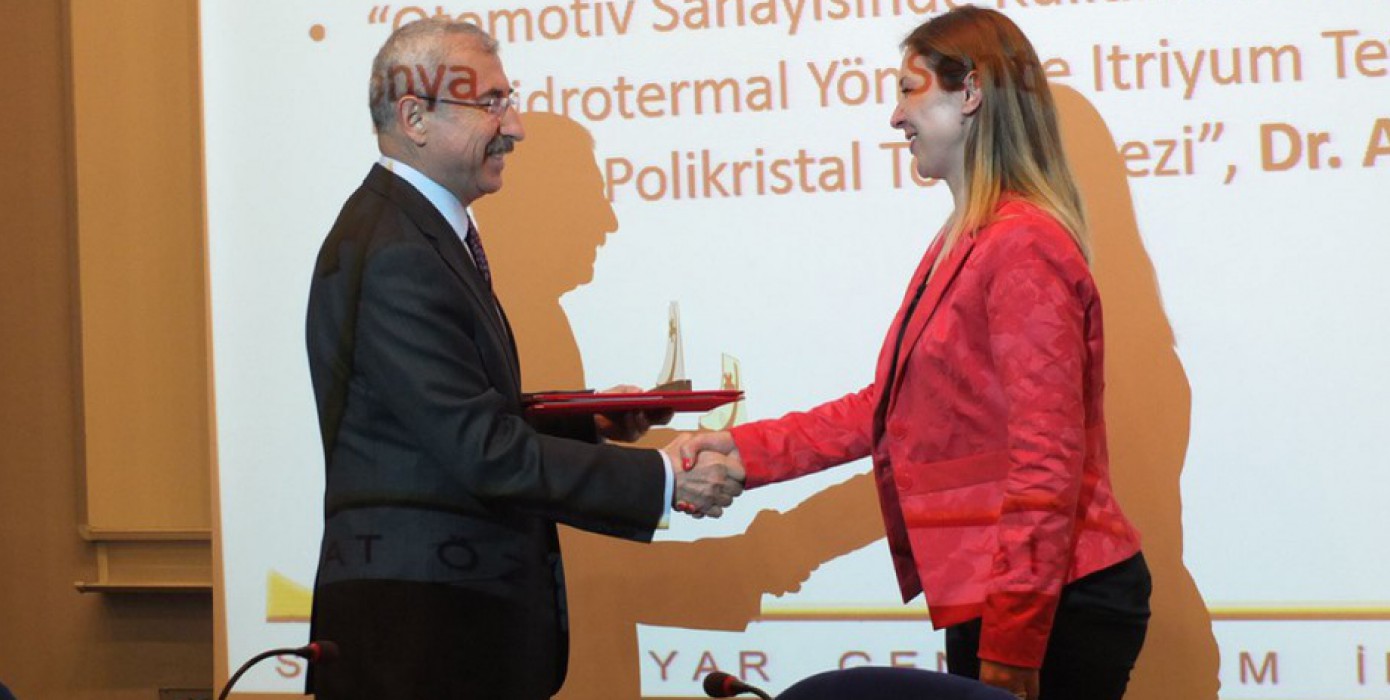 Akademisyenimiz Arş. Gör. Dr. Arife Yurdakul 2016 Serhat Özyar Yılın Genç Bilim İnsanı Ödülü‘nü Kazandı.
